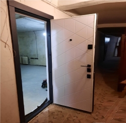 Вхідні Двері Авангард Бакарді 2 кольори Qdoors R6.jpg