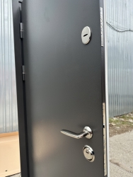 Вхідні Двері Метал-МДФ Каліфорнія Redfort Сірий Біле дерево, вулиця1.jpg