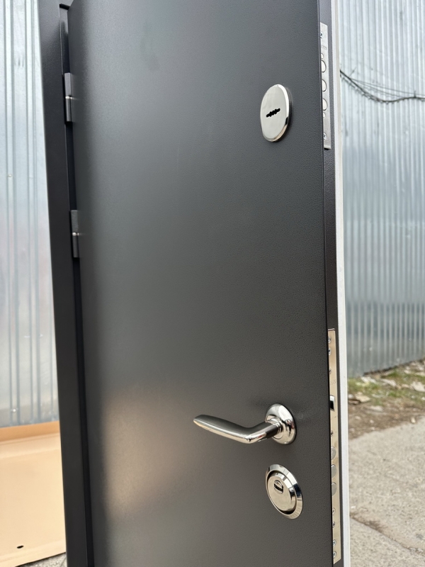 Вхідні Двері Метал-МДФ Каліфорнія Redfort Сірий Біле дерево, вулиця1.jpg